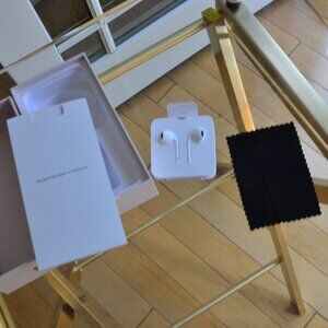 NEW Genuine Apple Lightning EarPods For iPhone 8